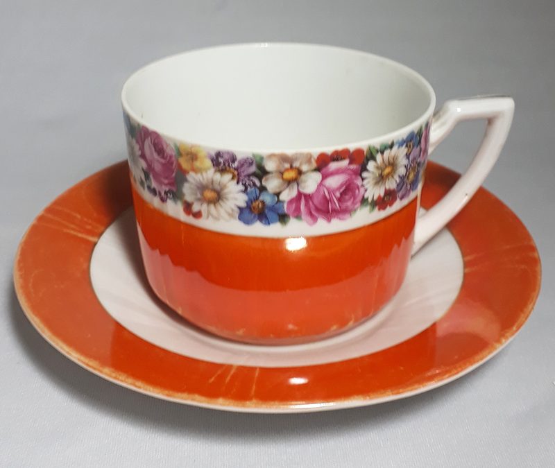 LO 302 – Xícara de chá antiga em porcelana laranja com flores coloridas