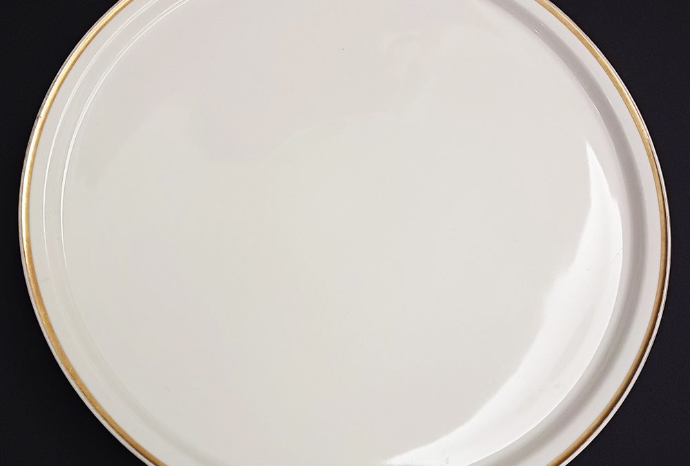 LO 31 – Travessa ou prato para bolo antigo grande em porcelana alemã Zeh Scherzer Bavária creme com borda em ouro