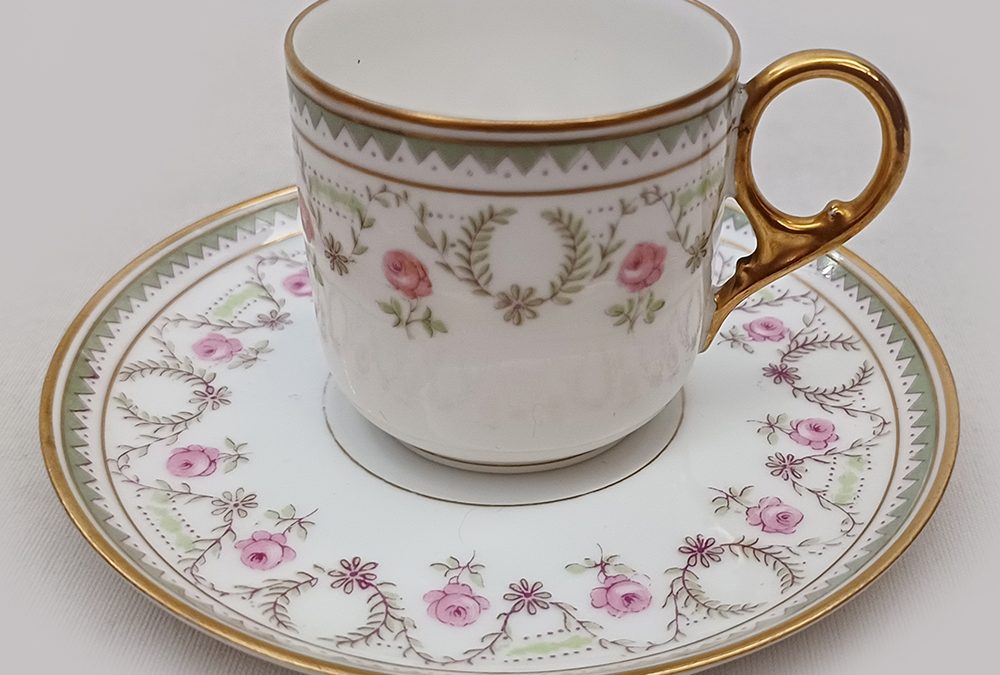 LO 319 – Xícara de cafezinho antiga em porcelana francesa Sèvres do século XIX com flores e ouro 12