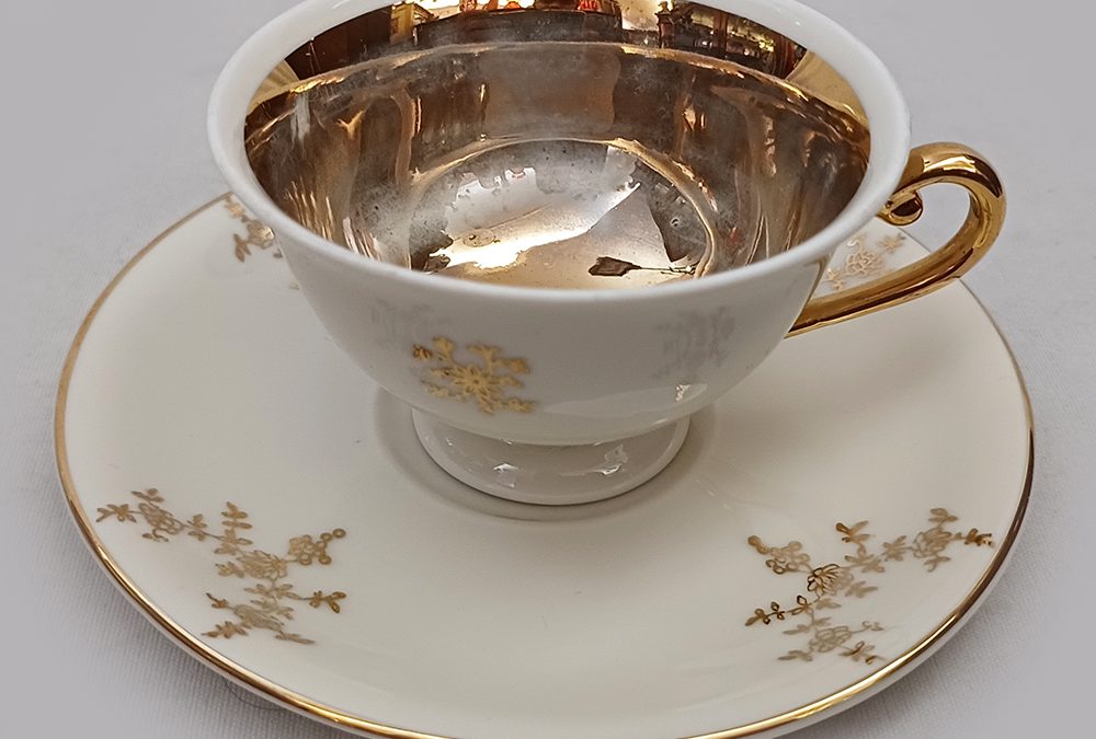 LO 320 – Xícara de cafezinho em porcelana alemã Alka Bavária cor creme com flores Ouro 12