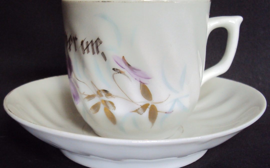 LO 327 – Xícara de chá ou café alemã ondulada com desenhos de flores pintados à mão