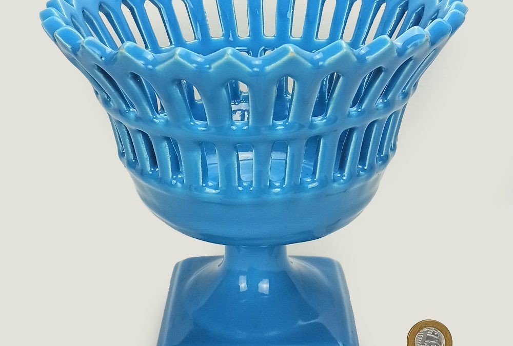LO 33 – Centro de mesa ou fruteira antiga em louça azul com borda vazada ou fenestrada