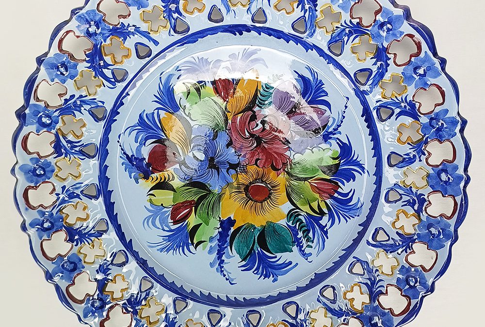 LO 332 – Prato antigo em louça portuguesa de Alcobaça pintado à mão com flores e borda rendada