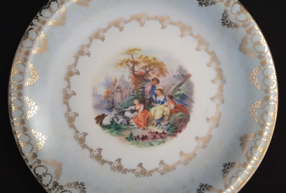 LO 339 – Prato antigo em porcelana alemã da Bavária azul com cena romântica e pintura em ouro