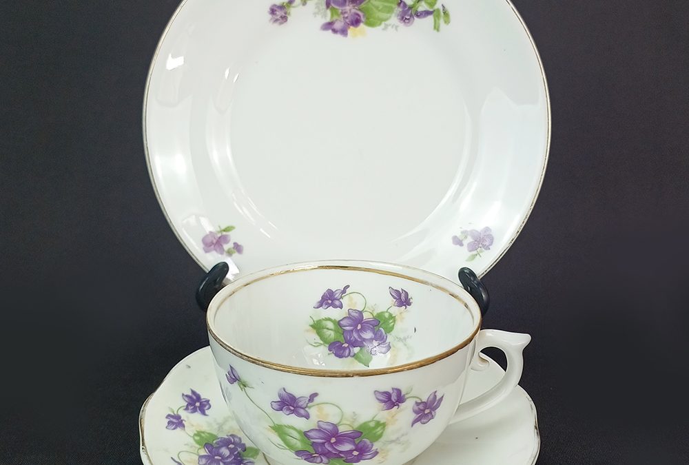 LO 345 – Trio: xícara de chá antiga com prato de pão em porcelana Mauá com flores azuis