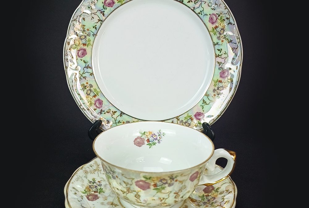 LO 347 – Trio: xícara de chá antiga com prato de pão Schmidt perolada e dourada com flores schintz