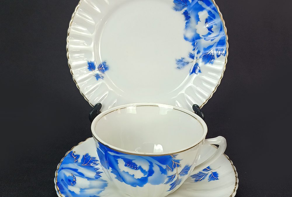 LO 349 – Trio: xícara de chá antiga com prato de pão em porcelana Mauá com grandes flores azuis