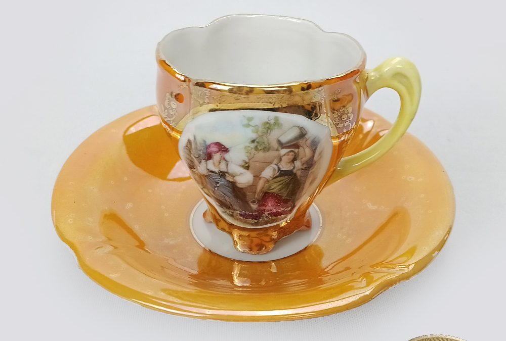 LO 35 – Xícara de cafezinho antiga em porcelana laranja com flores douradas e cena de camponesas