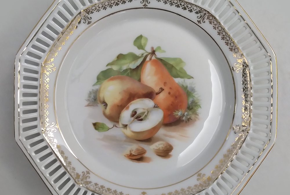 LO 355 – Prato antigo em porcelana alemã Schumann Bavária com pêssegos e maçã – borda rendada ou vazada