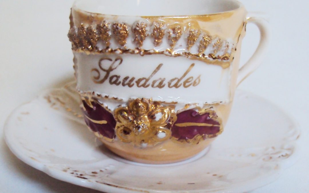 LO 356 – Xícara de cafezinho isabelina em porcelana laranja e dourada com flor – Saudades