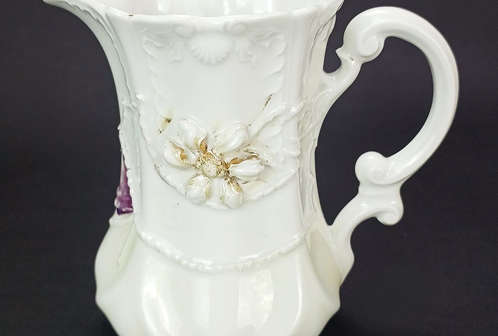 LO 358 – Jarra ou leiteira antiga em porcelana isabelina com flor em relevo