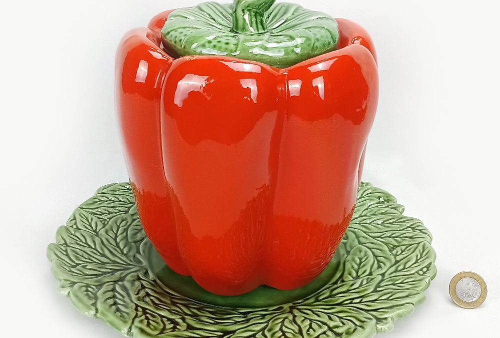 LO 36 – Pote grande em forma de pimentão vermelho com folhas verdes em louça Nara