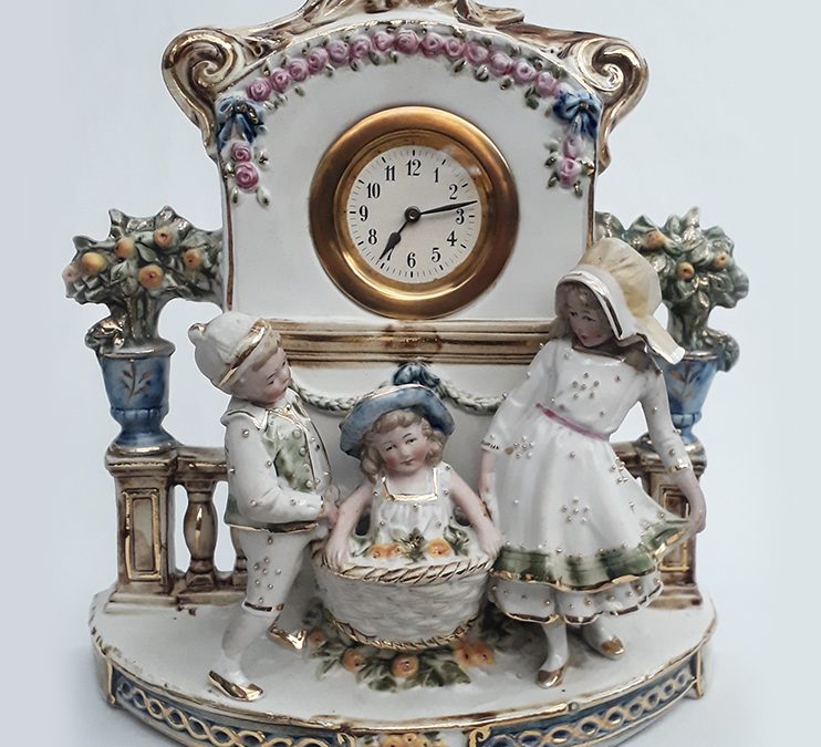 LO 36 – Relógio antigo em biscuit alemão com figuras de crianças e detalhes em dourado
