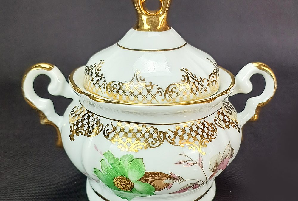 LO 362 – Açucareiro antigo em porcelana Real decorado com flores e pintura em ouro
