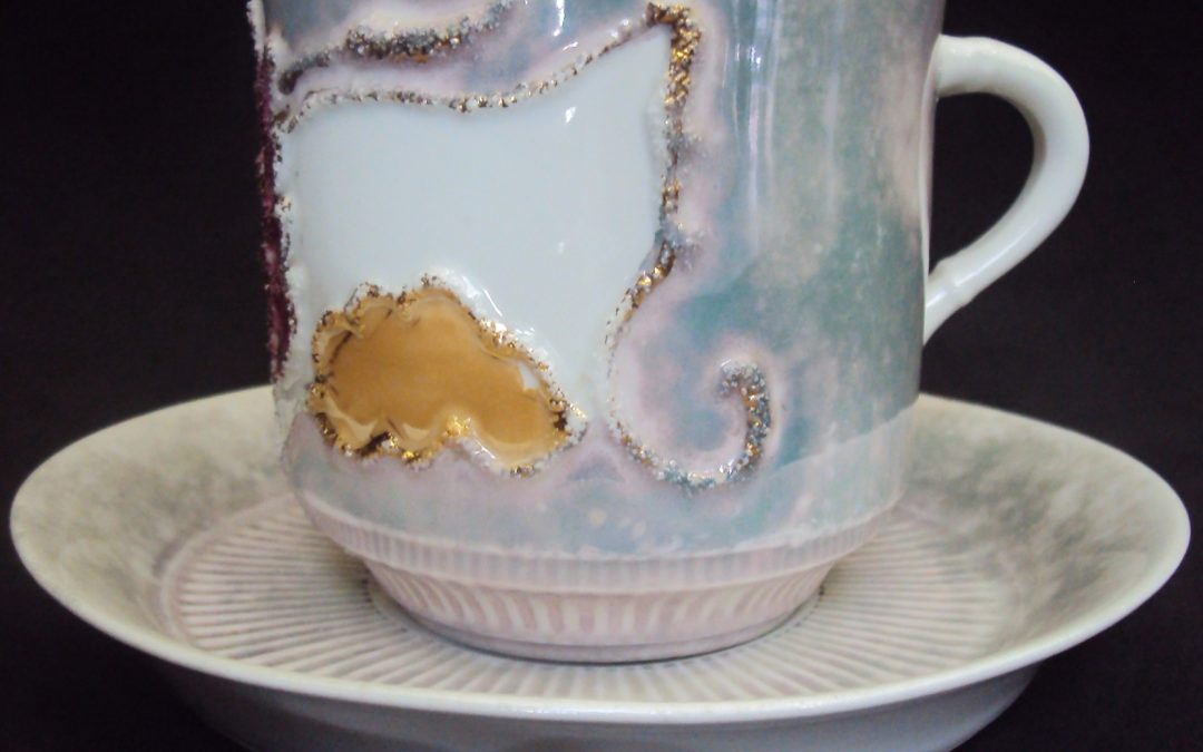 LO 363 – Xícara de chá isabelina azul perolada decorada com relevos coloridos