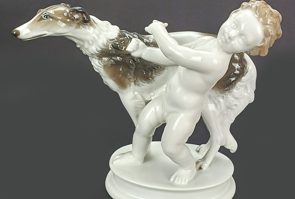 LO 365 – Bibelô ou escultura em porcelana alemã Rosenthal com menino e cão Galgo