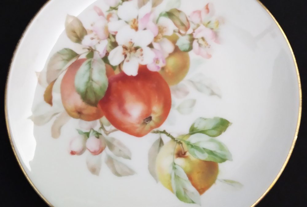 LO 374 – Prato antigo em porcelana alemã Thomas & Ens Bavária com maçãs e flores