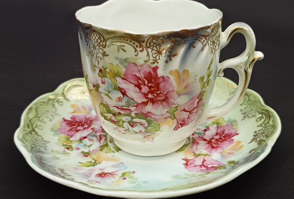 LO 378 – Xícara de café em porcelana ricamente decorada com flores coloridas e dourados