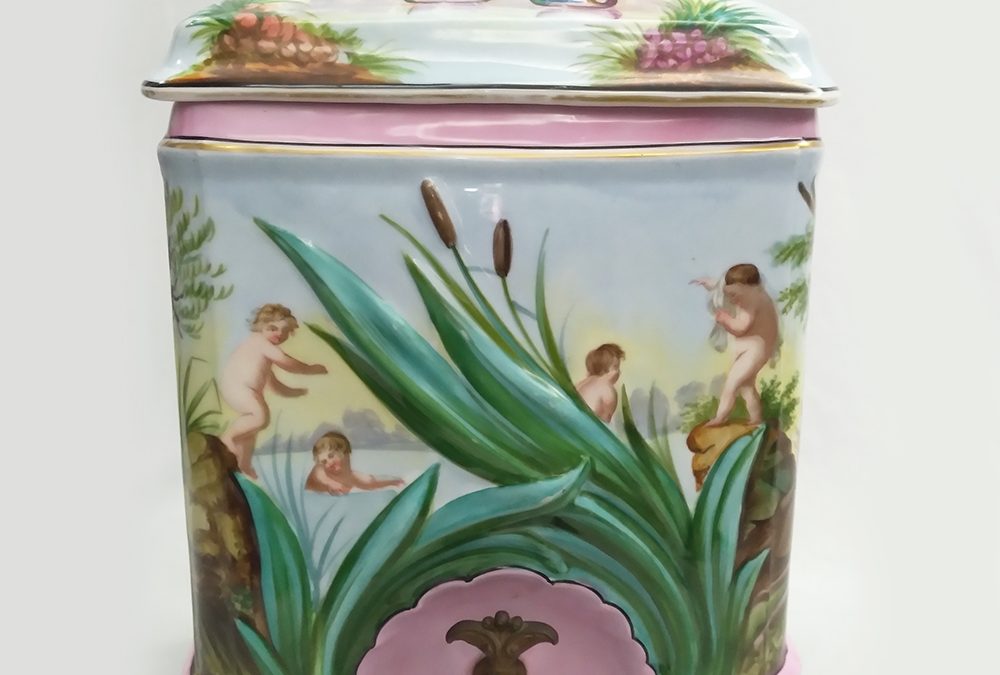 LO 38 – Lavatório ou reservatório de água antigo vitoriano em porcelana pintada à mão ricamente decorado com relevos
