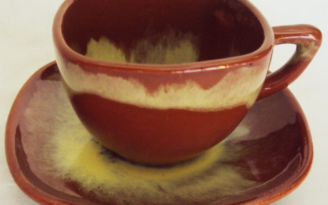 LO 382 – Xícara de cafezinho em cerâmica vitrificada na cor marrom e amarelo mesclado