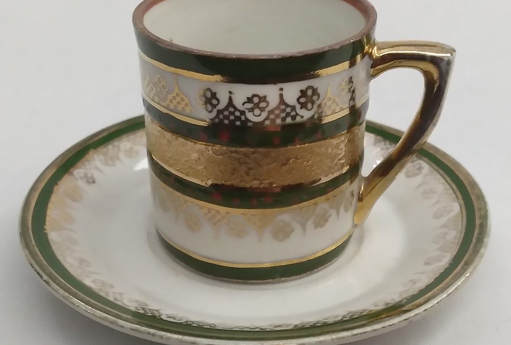 LO 395 – Xícara de cafezinho em porcelana com frisos verdes e dourados