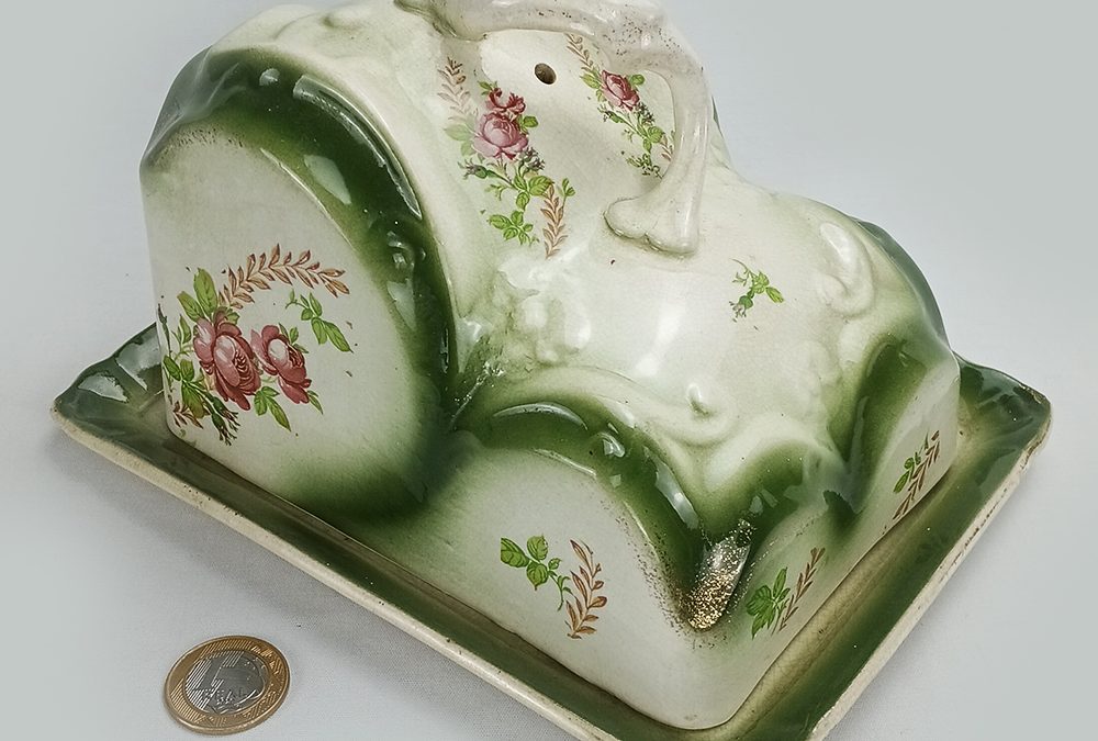 LO 40 – Queijeira antiga em louça verde e beje decorada com flores e relevos