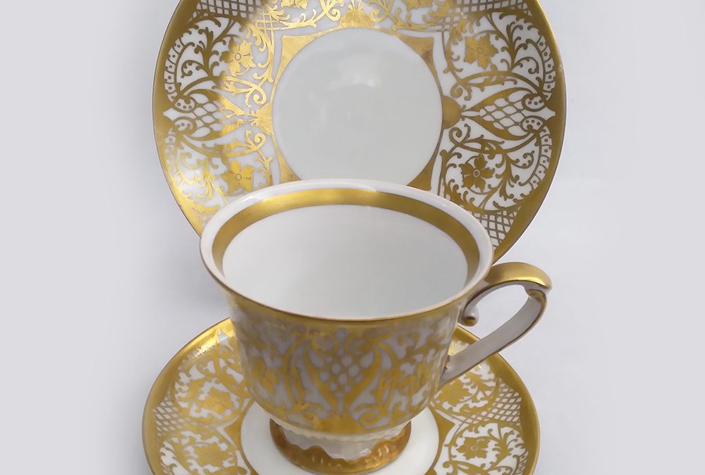 LO 41 – Trio: xícara antiga com prato de pão em porcelana Pátria ricamente decorada com arabescos Ouro 12