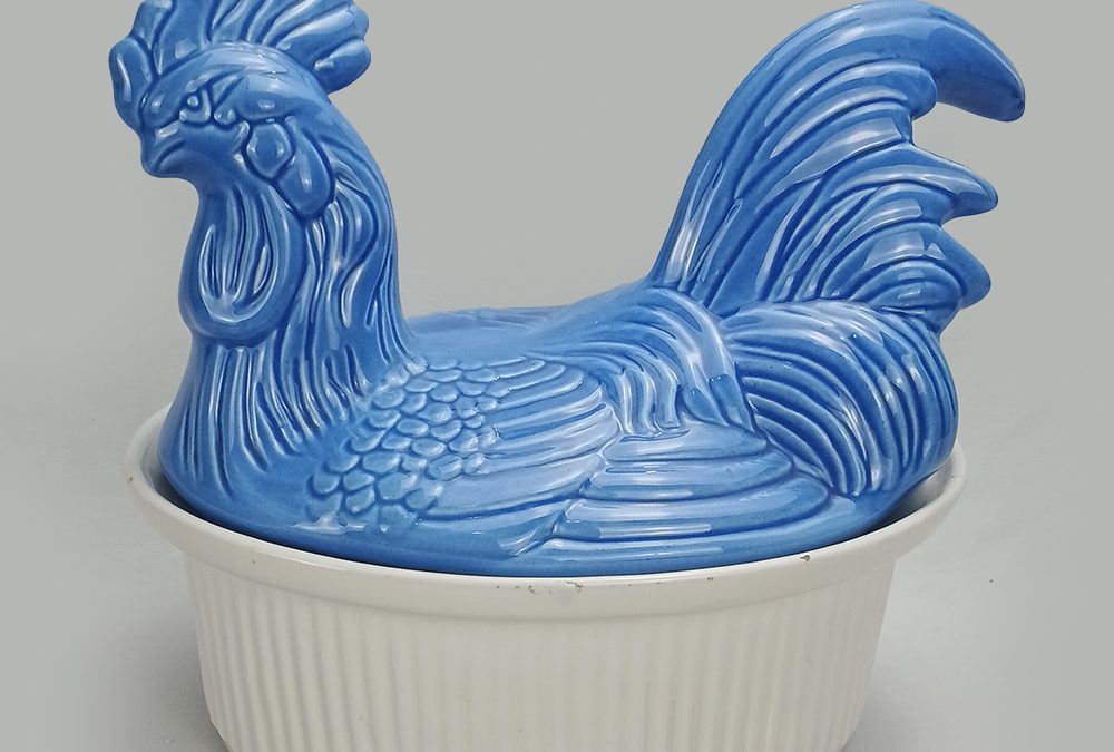 LO 42 – Sopeira ou terrina antiga em louça Weiss em forma de galo azul do artista Attilio Baschera