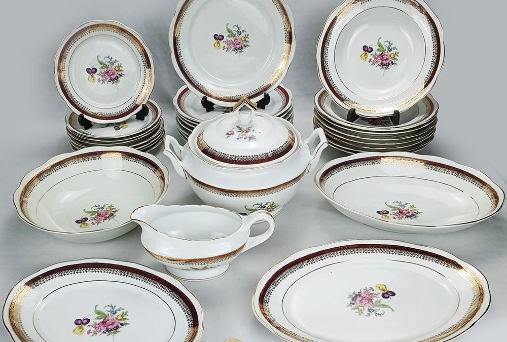 LO 42 – Jogo de jantar e sopa antigo para 8 pessoas em porcelana Steatita anos 60 com flores