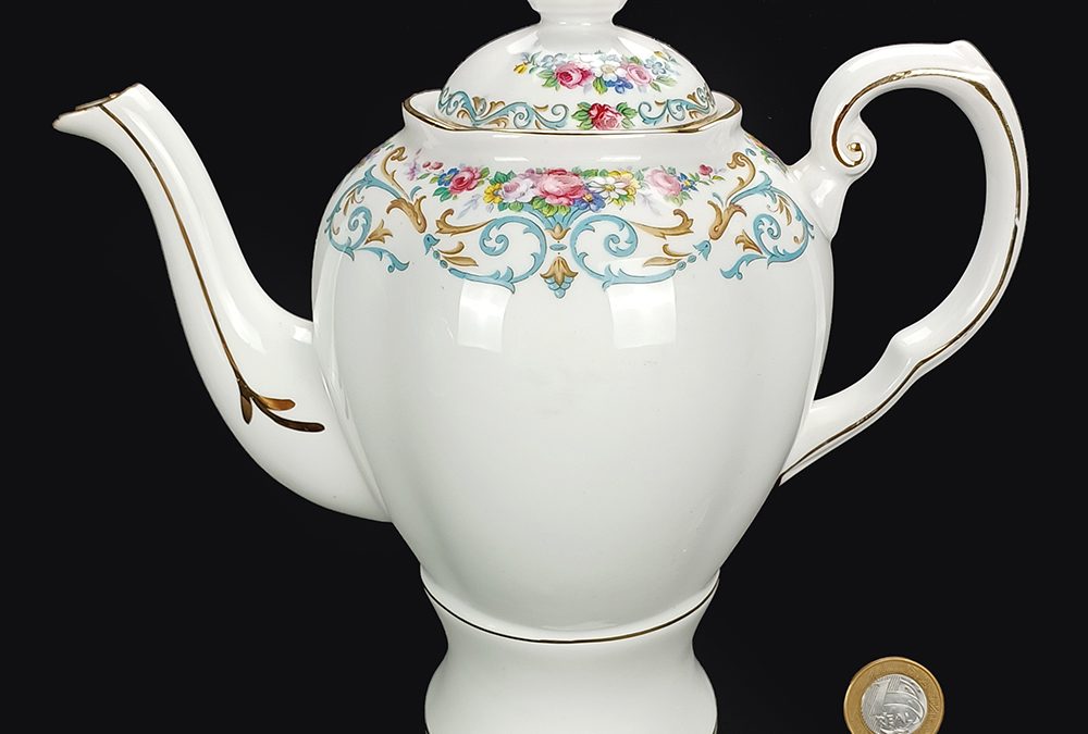 LO 42 – Bule antigo alto em louça inglesa Tuscan modelo Orleans com flores coloridas