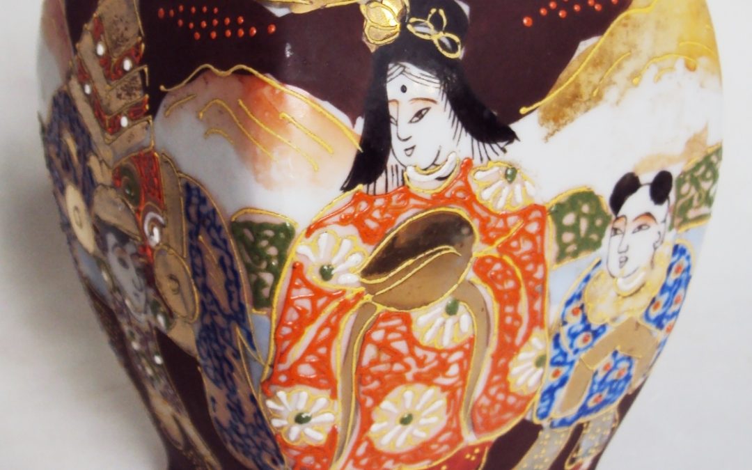 LO 424 – Vaso antigo em porcelana oriental Satzuma pintada à mão com gueixa e dourados