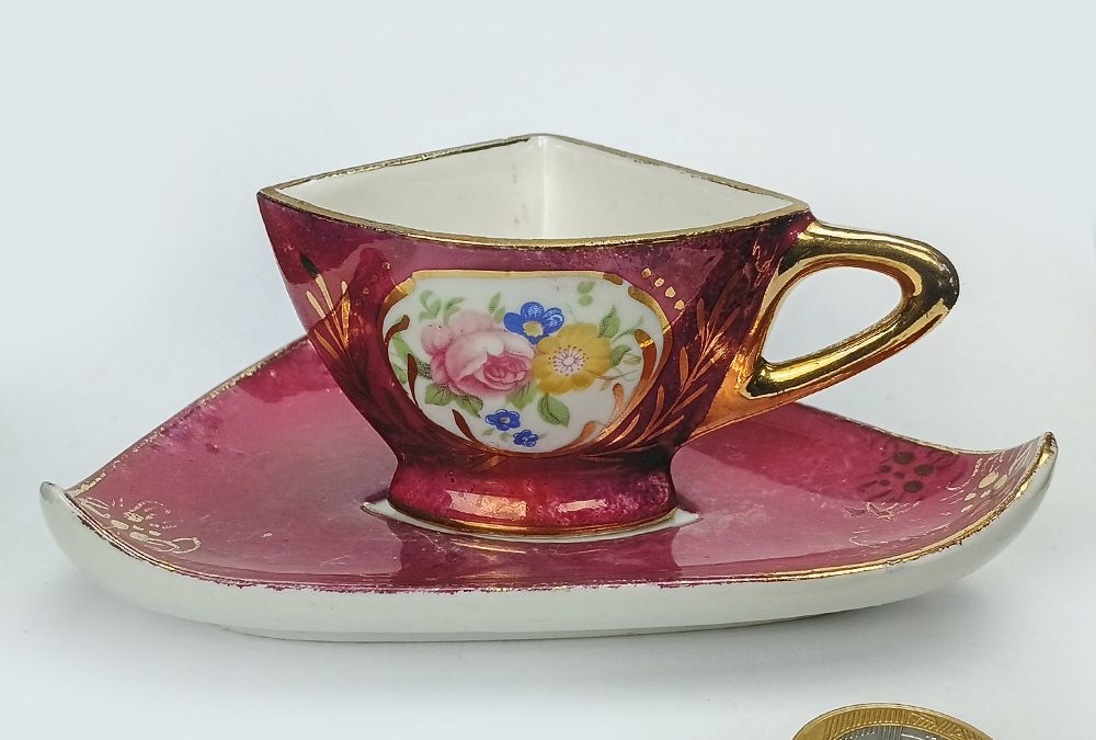 LO 43 – Xícara antiga anos 60 em porcelana rosa e dourada com formato triangular de coleção
