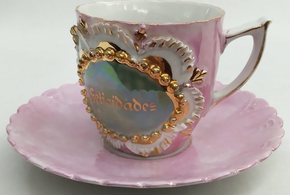 LO 430 – Xícara de chá isabelina em porcelana rosa Felicidades com dourados em relevo