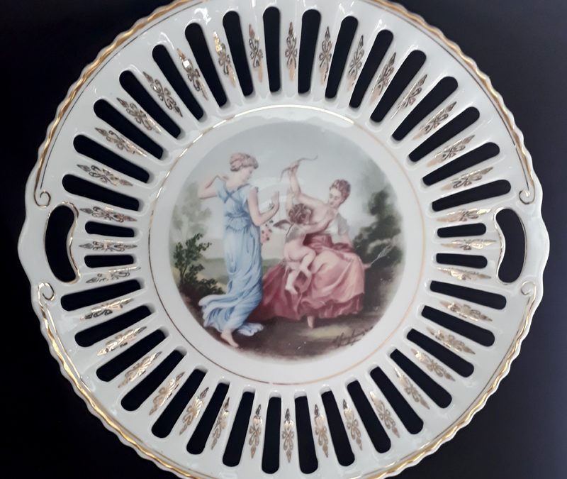 LO 437 – Prato decorativo grande porcelana Schmidt anos 60 borda rendada ou vazada com damas e Cupido