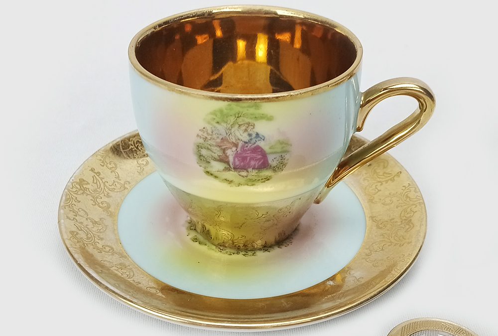 LO 44 – Xícara de cafezinho antiga em porcelana Luiz XV dourada com casal romântico