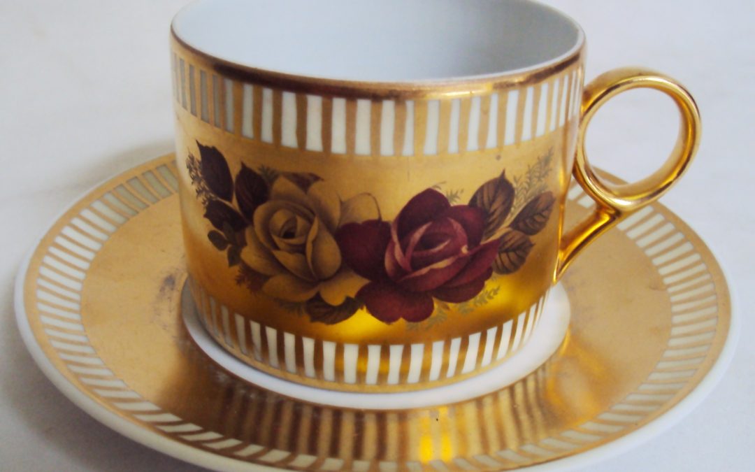 LO 469 – Xícara de chá DP pátria dourada decorada com flores de rosas e linhas
