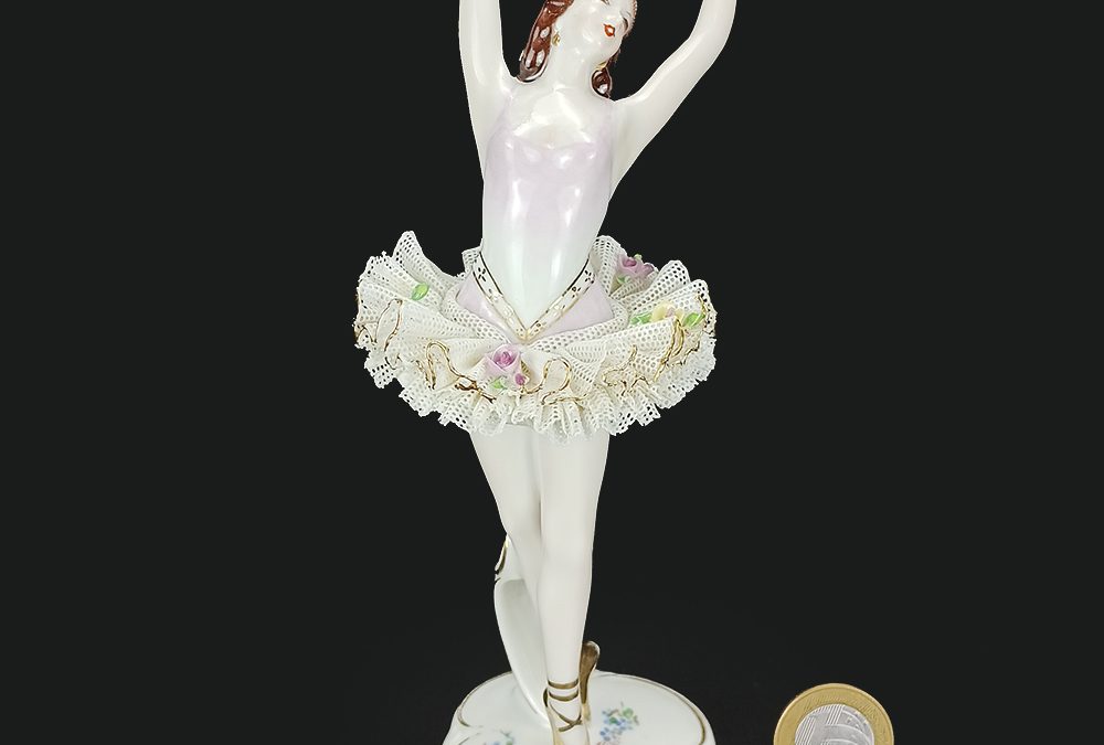 LO 47 – Escultura antiga ou bibelô Rebis de bailarina em porcelana