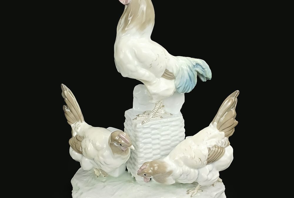 LO 47 – Escultura grande de galo e galinhas em porcelana rica em detalhes