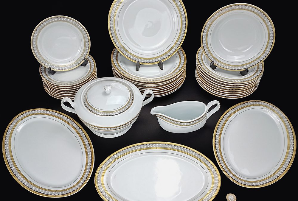 LO 47 – Jogo de jantar e sopa para 10 pessoas em porcelana inglesa decorada com frisos dourados