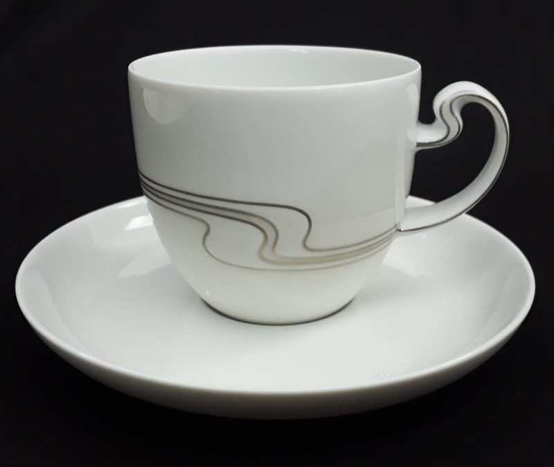 LO 47 – Xícara de chá ou café antiga em porcelana alemã Rosenthal com frisos prateados