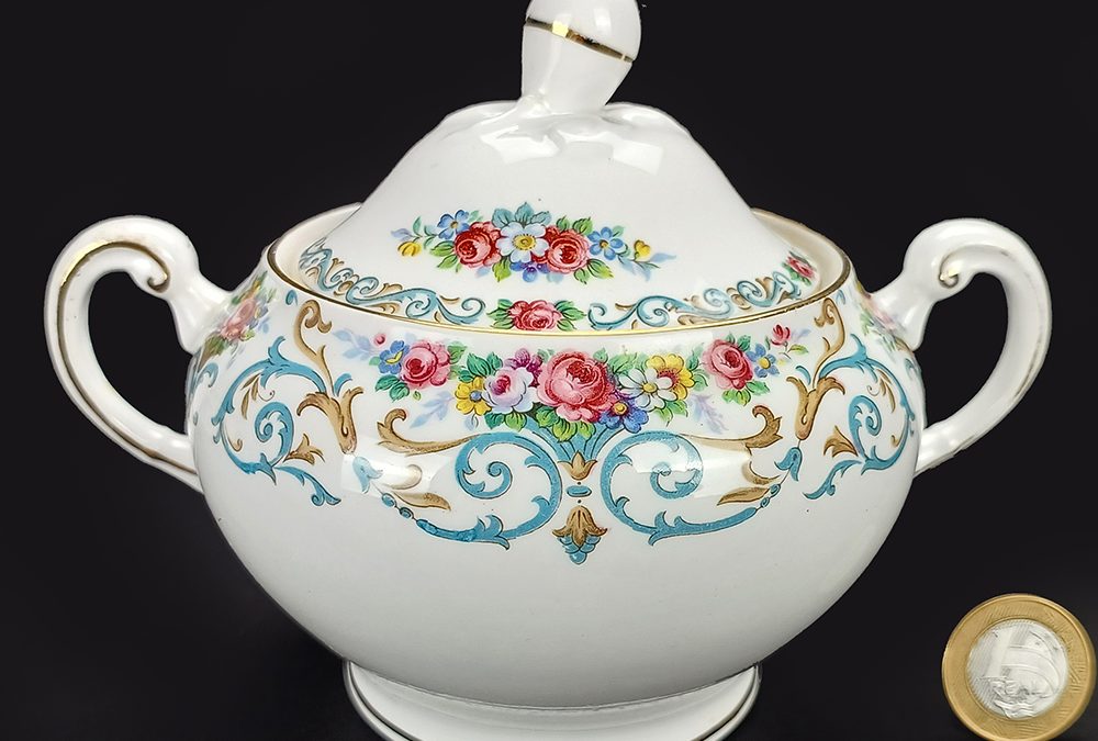 LO 47 – Açucareiro antigo em louça inglesa Tuscan modelo Orleans com flores coloridas