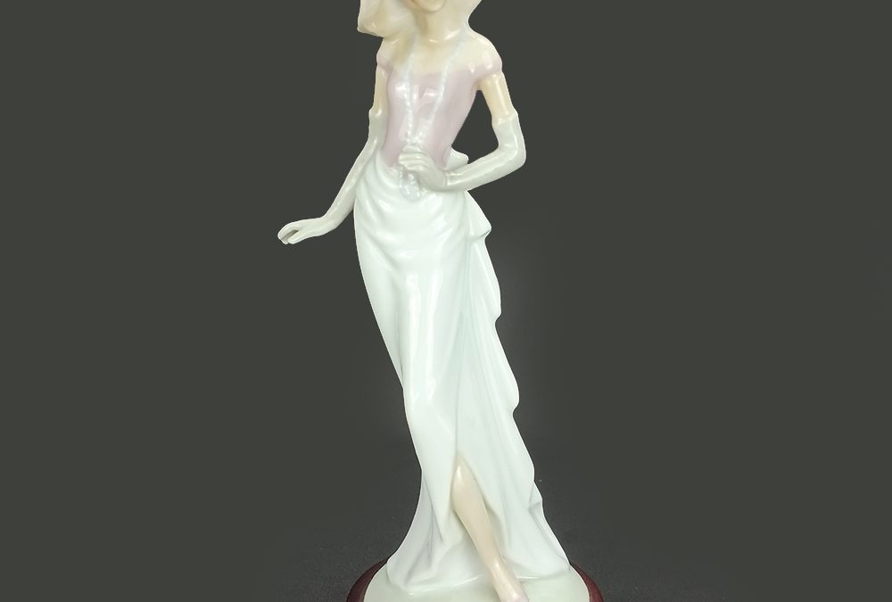 LO 48 – Escultura ou bibelô em porcelana espanhola Monti Piero – dama clássica de chapéu