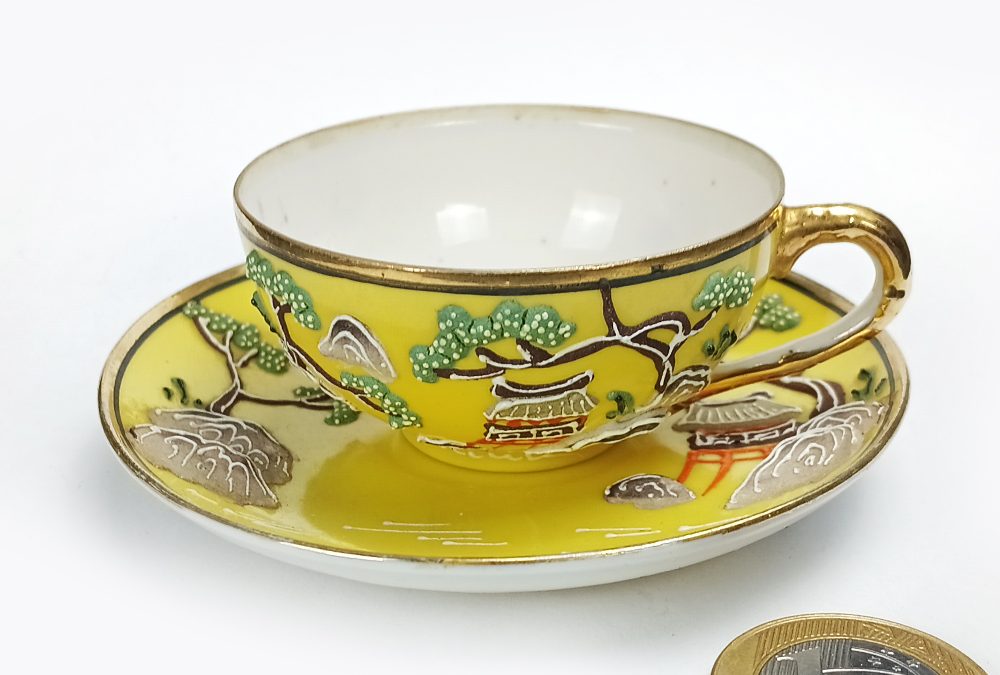 LO 48 – Xícara de cafezinho antiga japonesa em porcelana casca de ovo amarela com paisagem oriental