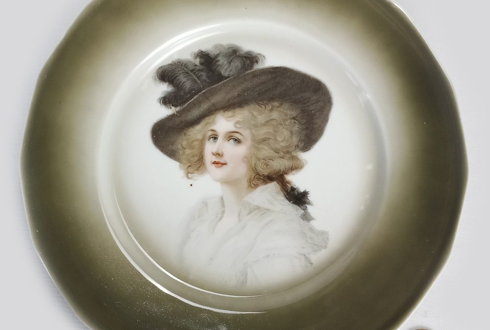 LO 48 – Prato antigo em porcelana decorado com dama clássica com chapéu de penas