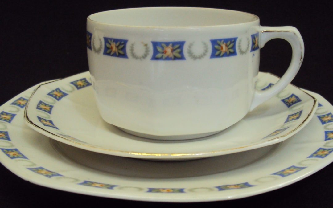 LO 48 – Trio: xícara chá, pires e prato de pão alemão Weimar decorados