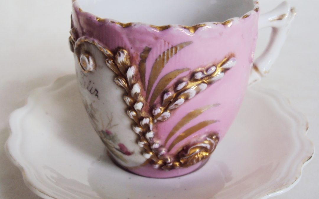 LO 485 – Xícara de cafezinho antiga isabelina rosa com flores e frase Seja feliz