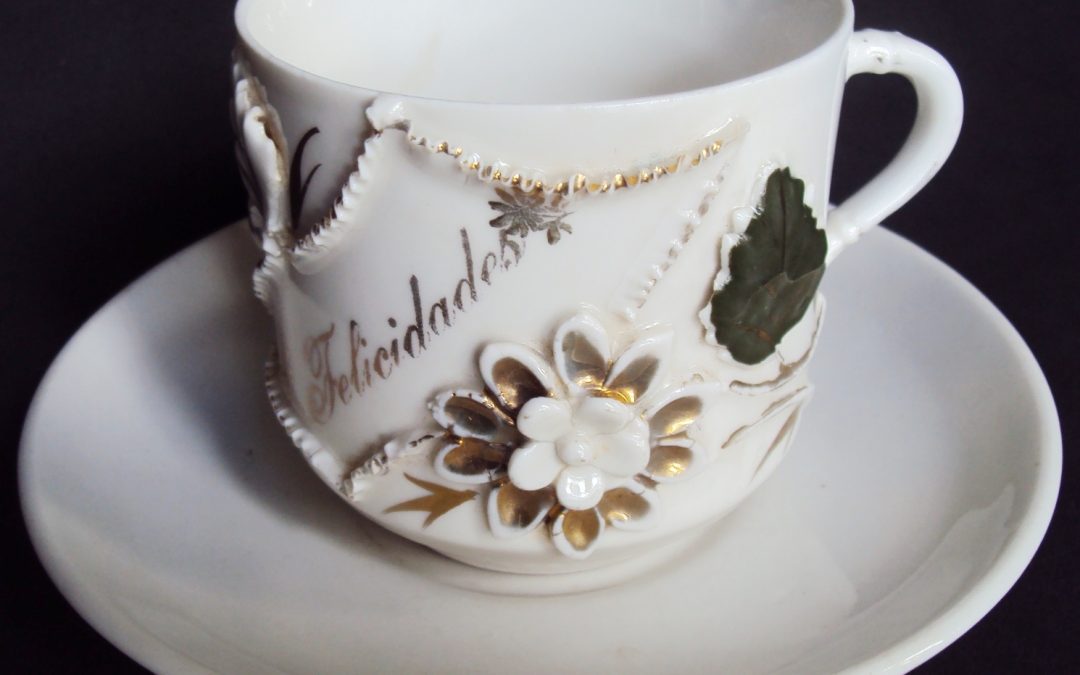 LO 486 – Xícara de chá ou café antiga isabelina grande com flor dourada em relevo Felicidades