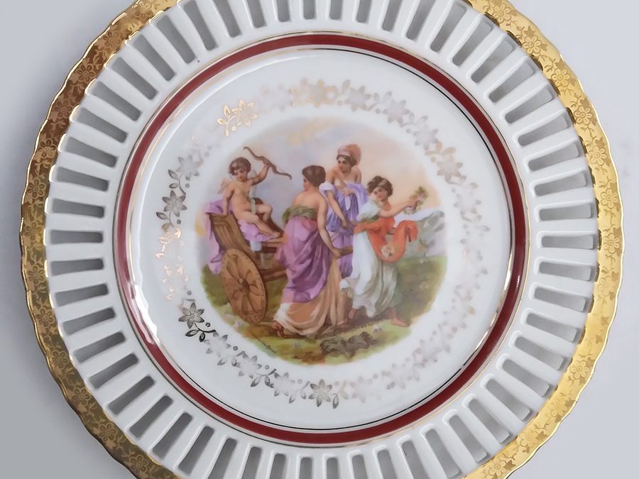 LO 49 – Prato decorativo antigo em porcelana francesa Vierzon com damas e Cupido com borda rendada ou vazada