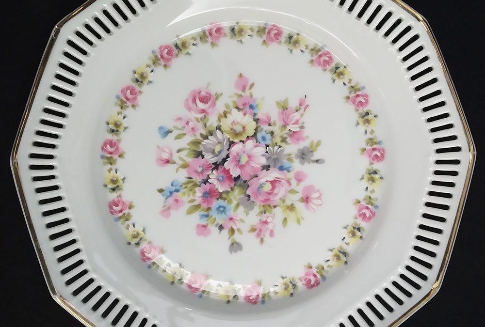 LO 50 – Prato antigo em porcelana alemã Schwarzenhammer Bavária com flores coloridas e borda rendada ou vazada