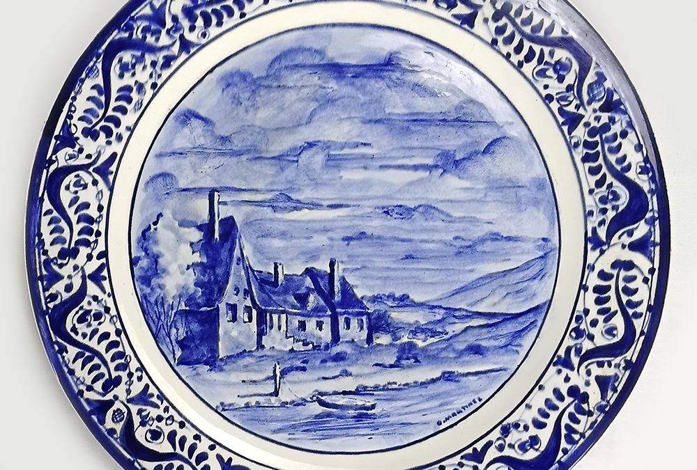 LO 51 – Prato grande ou medalhão de parede em louça antiga pintada à mão paisagem rural